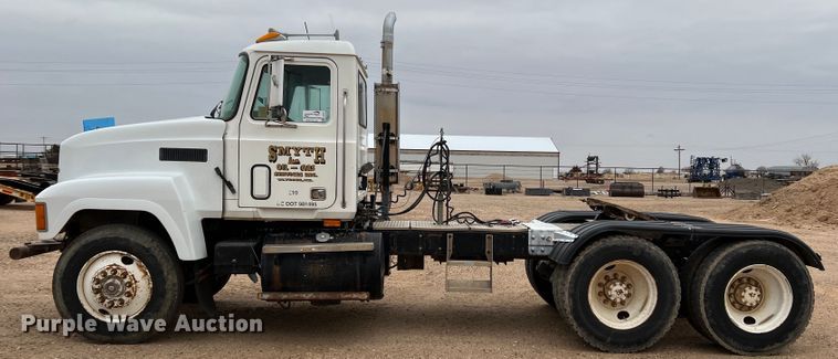 image for item DJ7617 1990 Mack CH613  semi truck