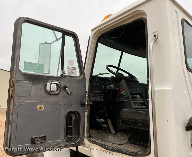 image for item DJ7617 1990 Mack CH613  semi truck