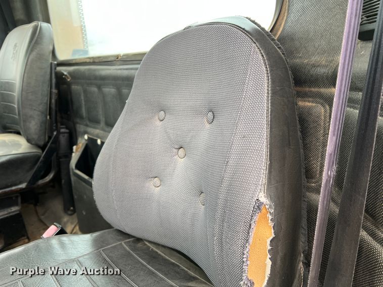 image for item DJ7617 1990 Mack CH613  semi truck