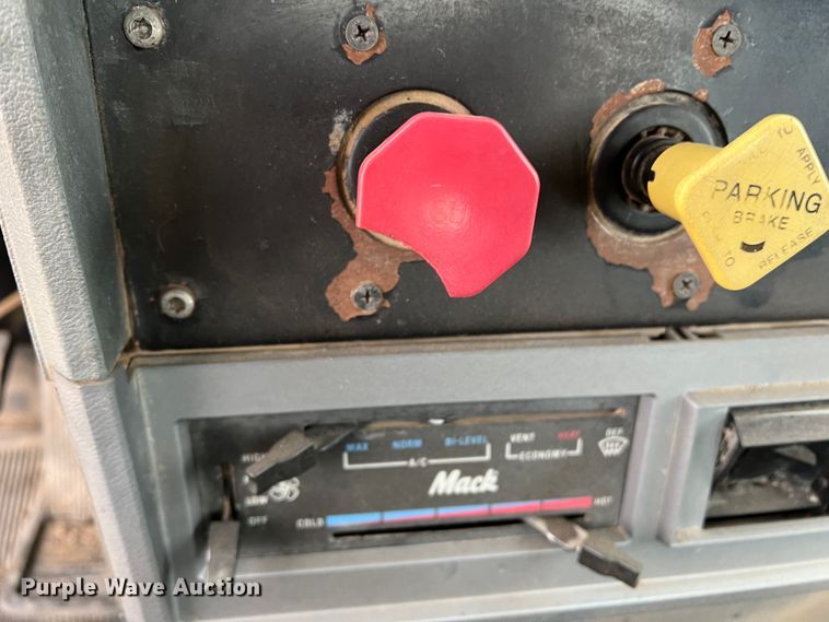 image for item DJ7617 1990 Mack CH613  semi truck