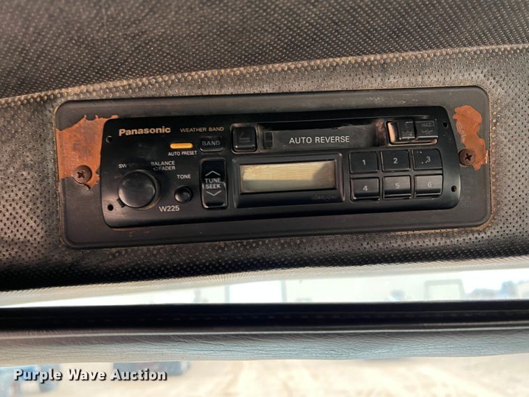 image for item DJ7617 1990 Mack CH613  semi truck