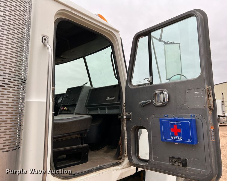 image for item DJ7617 1990 Mack CH613  semi truck