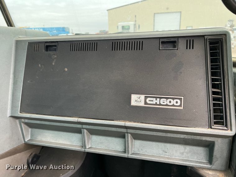 image for item DJ7617 1990 Mack CH613  semi truck