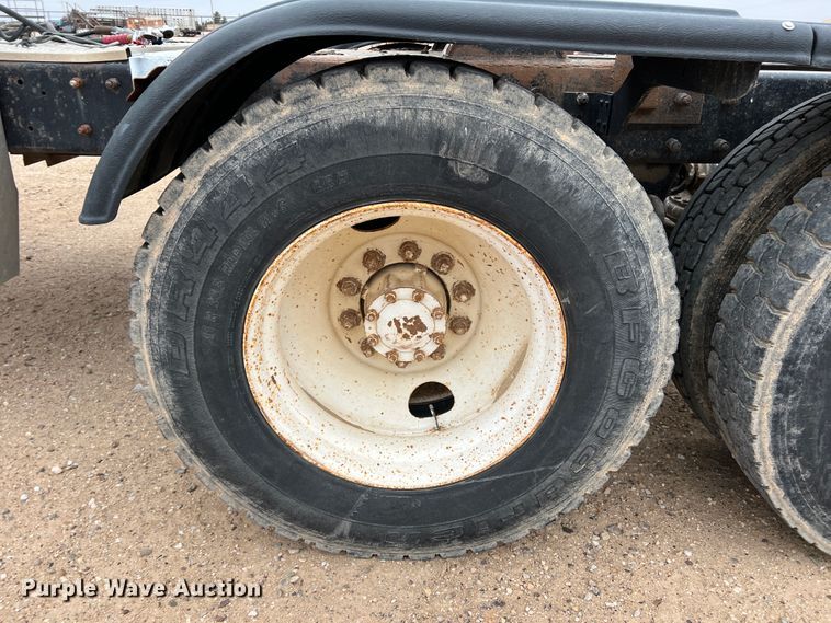 image for item DJ7617 1990 Mack CH613  semi truck