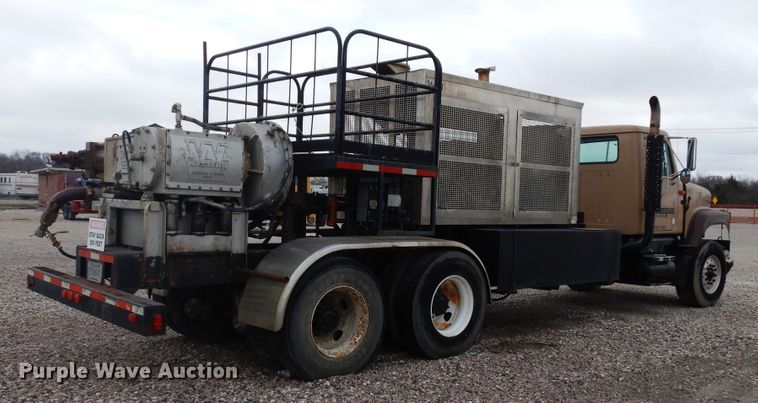 image for item DK0286 2000 International 2554  truck with pump