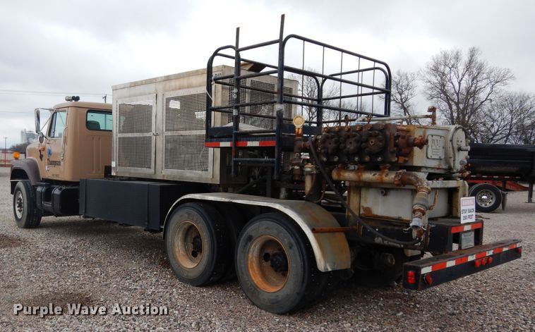 image for item DK0286 2000 International 2554  truck with pump