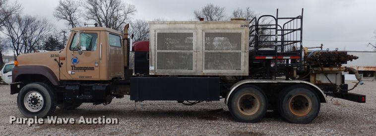 image for item DK0286 2000 International 2554  truck with pump