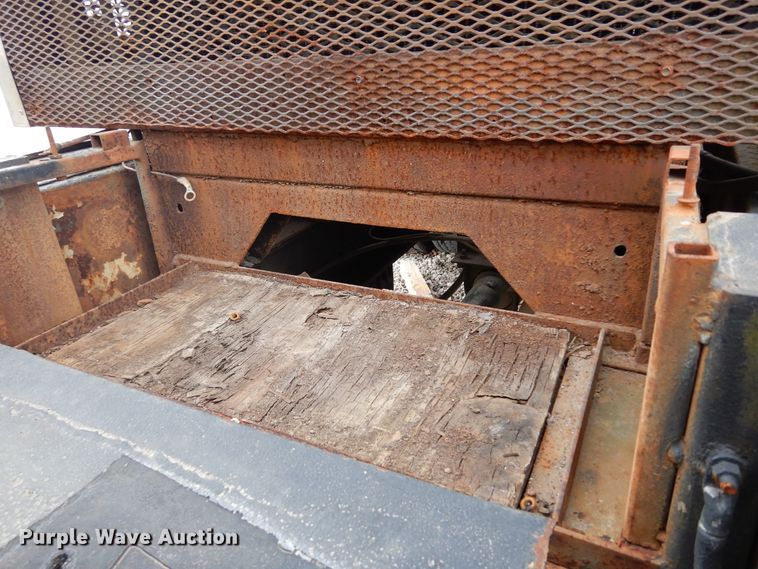 image for item DK0286 2000 International 2554  truck with pump