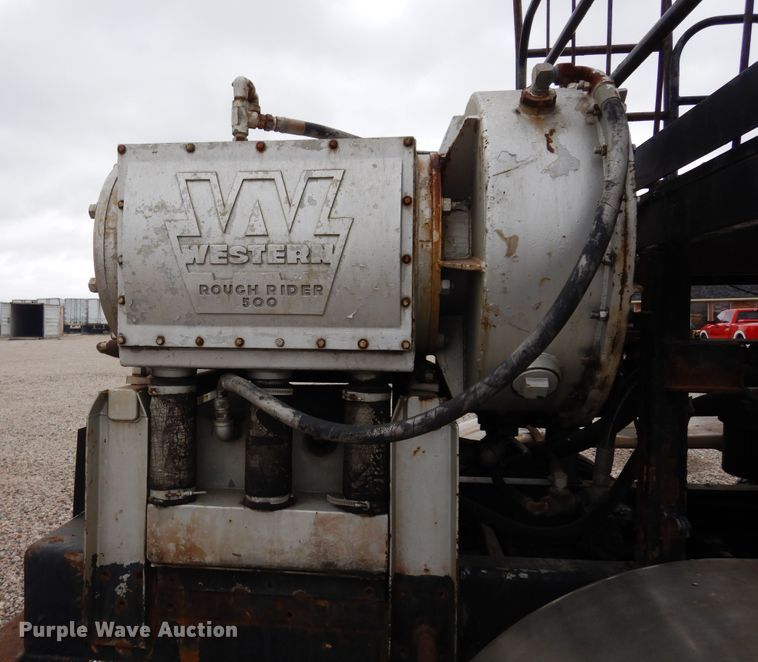 image for item DK0286 2000 International 2554  truck with pump