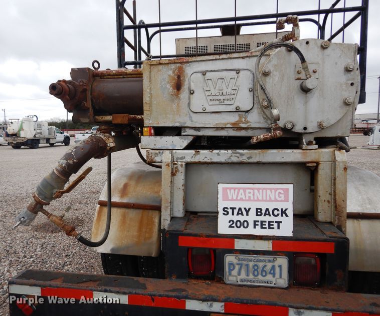 image for item DK0286 2000 International 2554  truck with pump