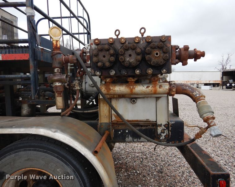 image for item DK0286 2000 International 2554  truck with pump