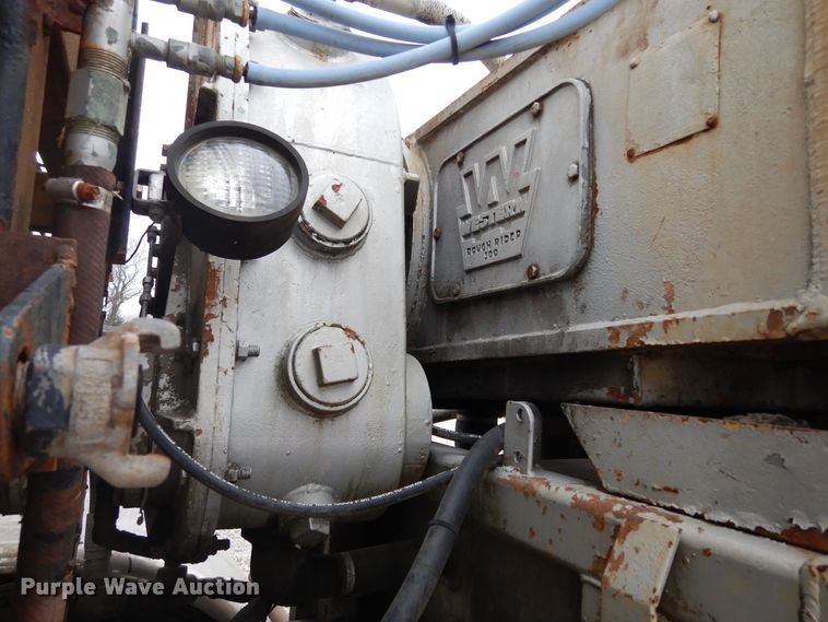 image for item DK0286 2000 International 2554  truck with pump