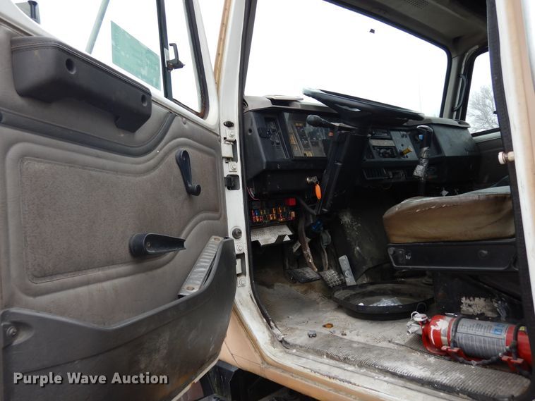 image for item DK0286 2000 International 2554  truck with pump