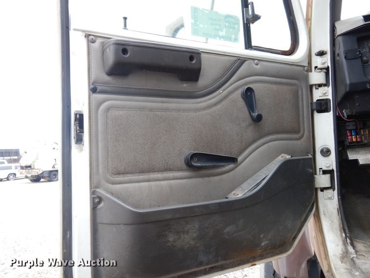 image for item DK0286 2000 International 2554  truck with pump