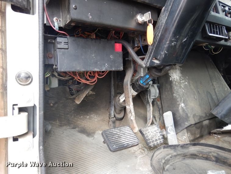 image for item DK0286 2000 International 2554  truck with pump