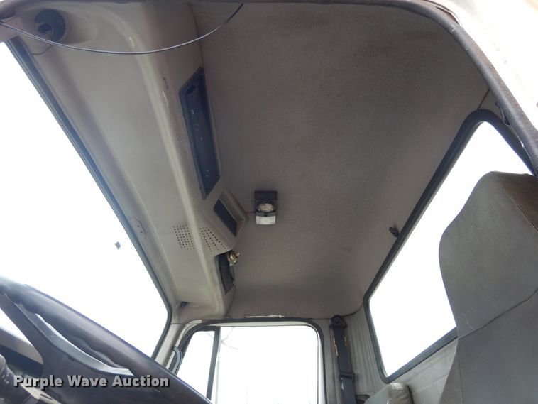 image for item DK0286 2000 International 2554  truck with pump