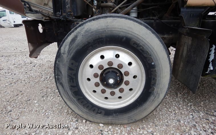 image for item DK0286 2000 International 2554  truck with pump