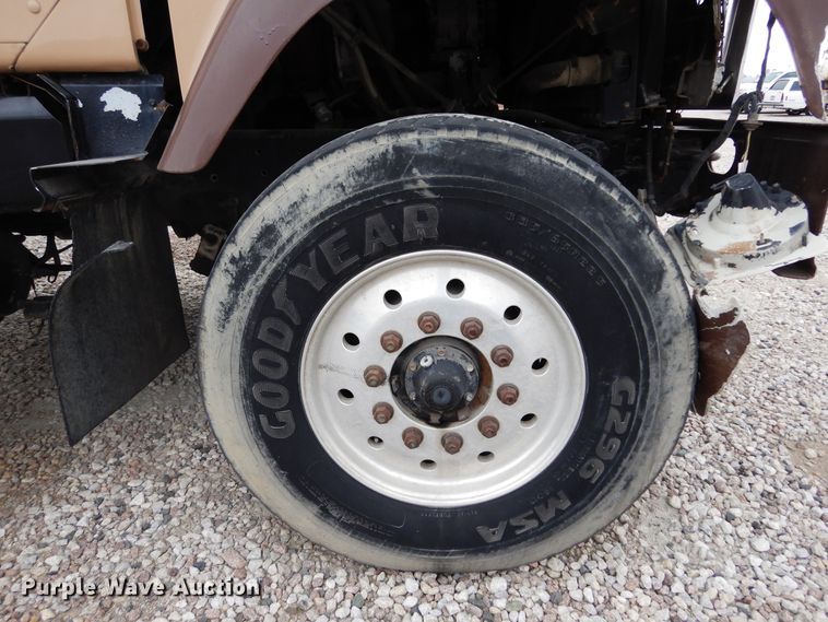 image for item DK0286 2000 International 2554  truck with pump