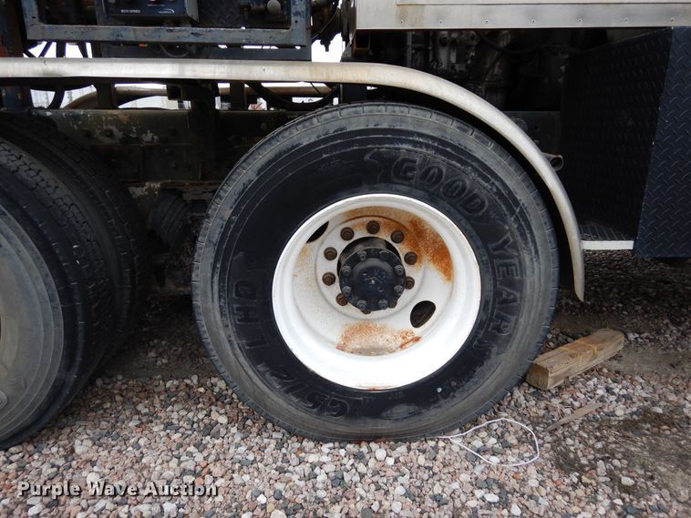 image for item DK0286 2000 International 2554  truck with pump