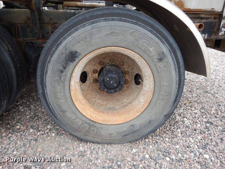 image for item DK0286 2000 International 2554  truck with pump