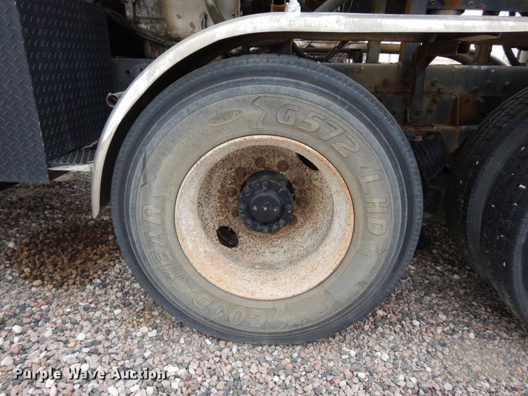 image for item DK0286 2000 International 2554  truck with pump