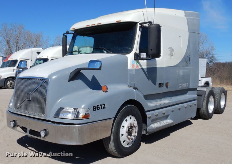 image for item DK0323 1999 Volvo VN Series  semi truck