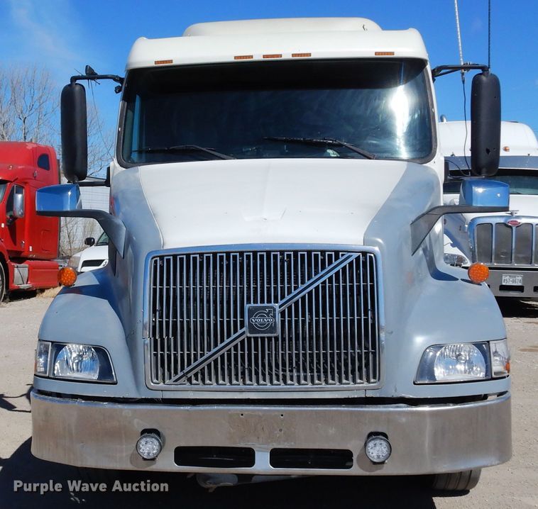 image for item DK0323 1999 Volvo VN Series  semi truck