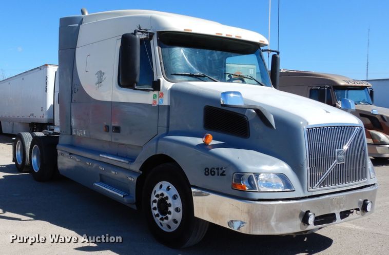 image for item DK0323 1999 Volvo VN Series  semi truck