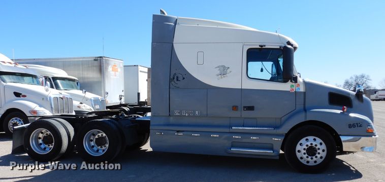 image for item DK0323 1999 Volvo VN Series  semi truck