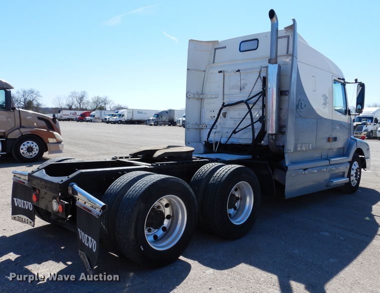 image for item DK0323 1999 Volvo VN Series  semi truck