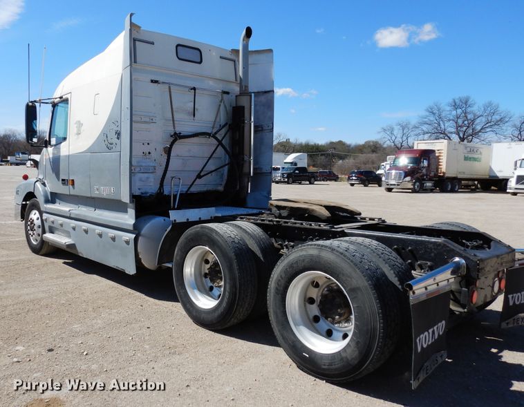 image for item DK0323 1999 Volvo VN Series  semi truck