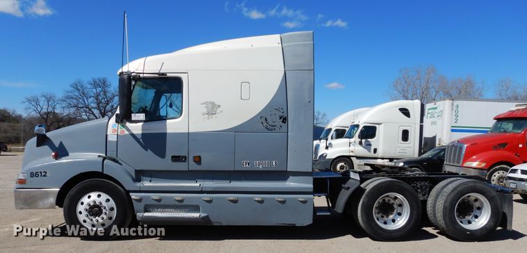 image for item DK0323 1999 Volvo VN Series  semi truck