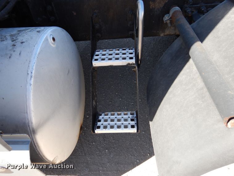 image for item DK0323 1999 Volvo VN Series  semi truck