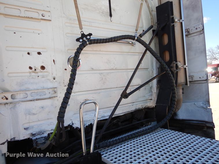 image for item DK0323 1999 Volvo VN Series  semi truck