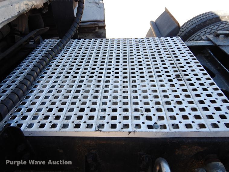 image for item DK0323 1999 Volvo VN Series  semi truck