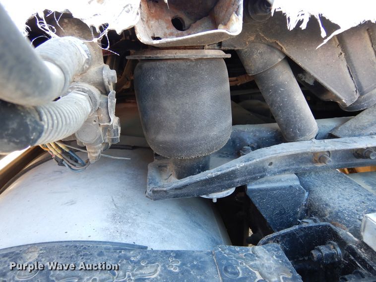 image for item DK0323 1999 Volvo VN Series  semi truck