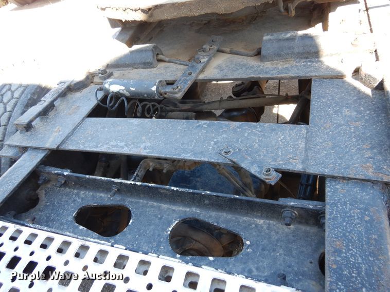 image for item DK0323 1999 Volvo VN Series  semi truck