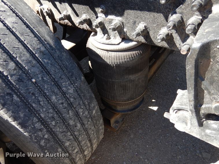 image for item DK0323 1999 Volvo VN Series  semi truck