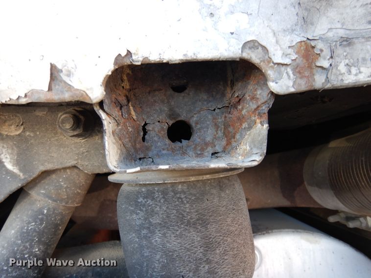 image for item DK0323 1999 Volvo VN Series  semi truck