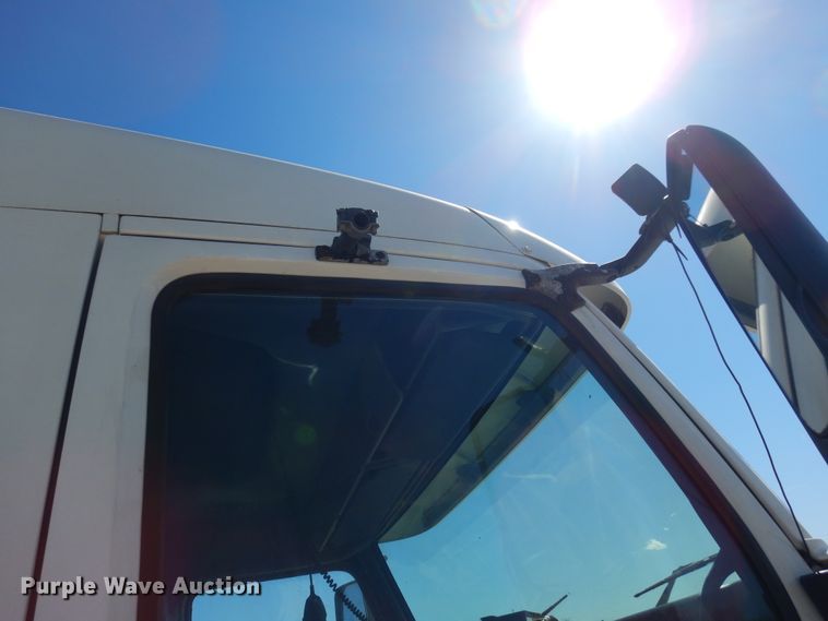 image for item DK0323 1999 Volvo VN Series  semi truck