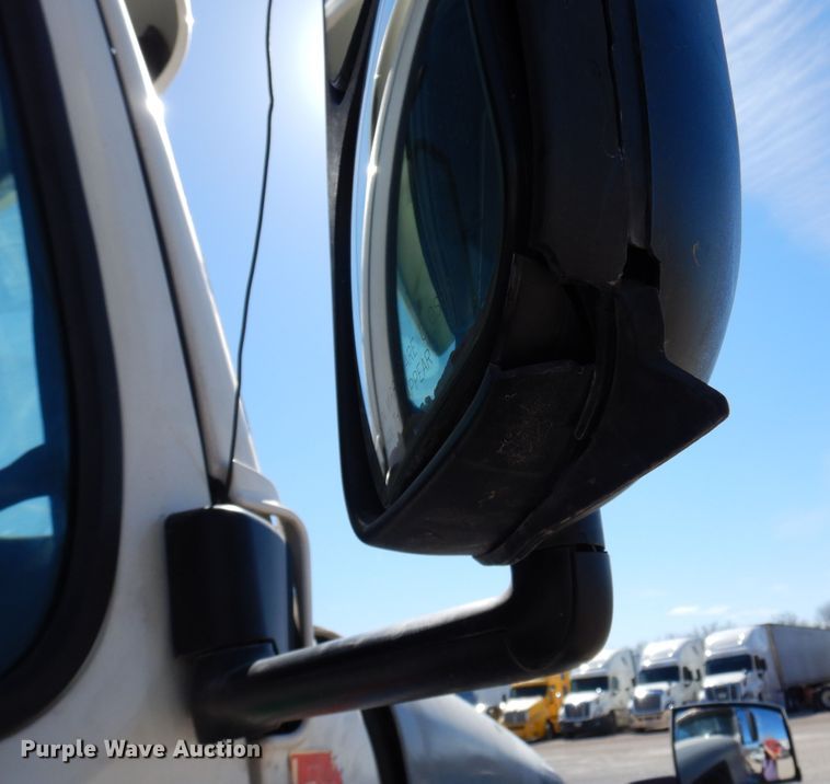 image for item DK0323 1999 Volvo VN Series  semi truck