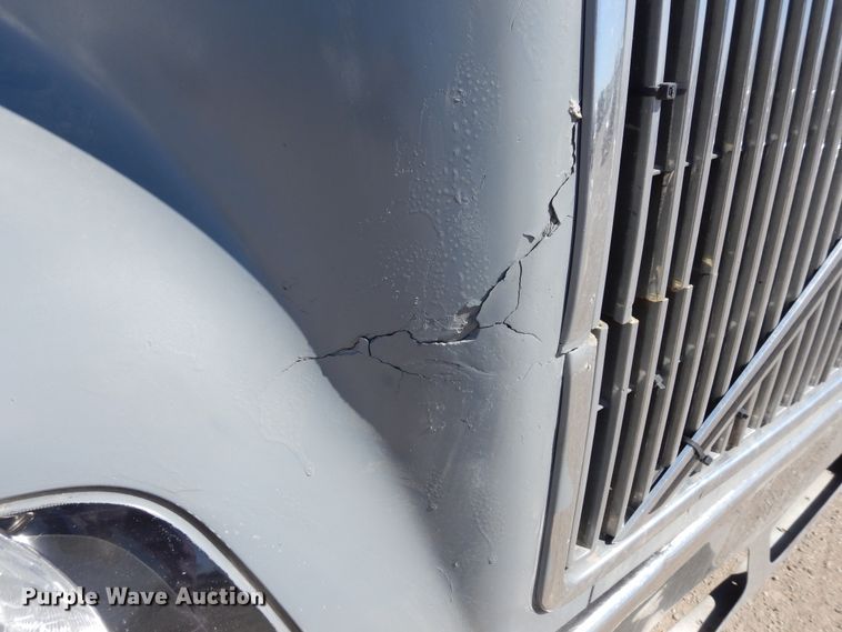 image for item DK0323 1999 Volvo VN Series  semi truck