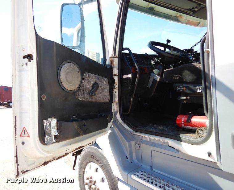 image for item DK0323 1999 Volvo VN Series  semi truck