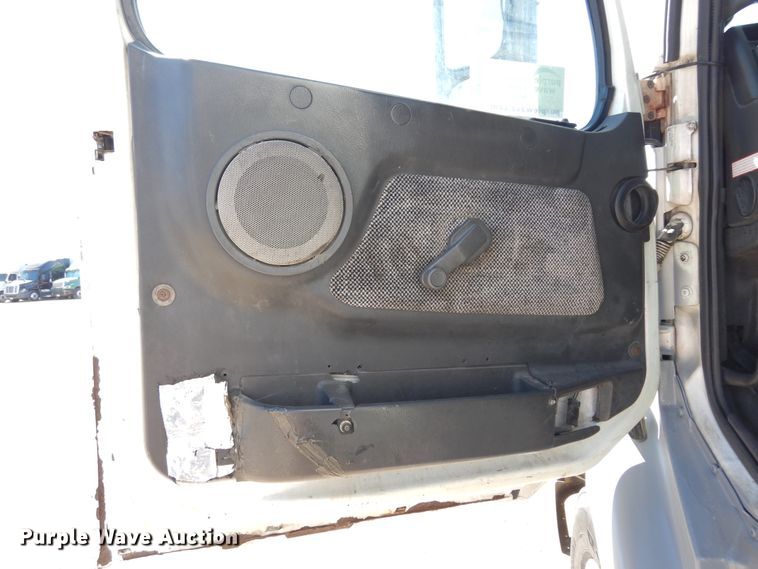 image for item DK0323 1999 Volvo VN Series  semi truck