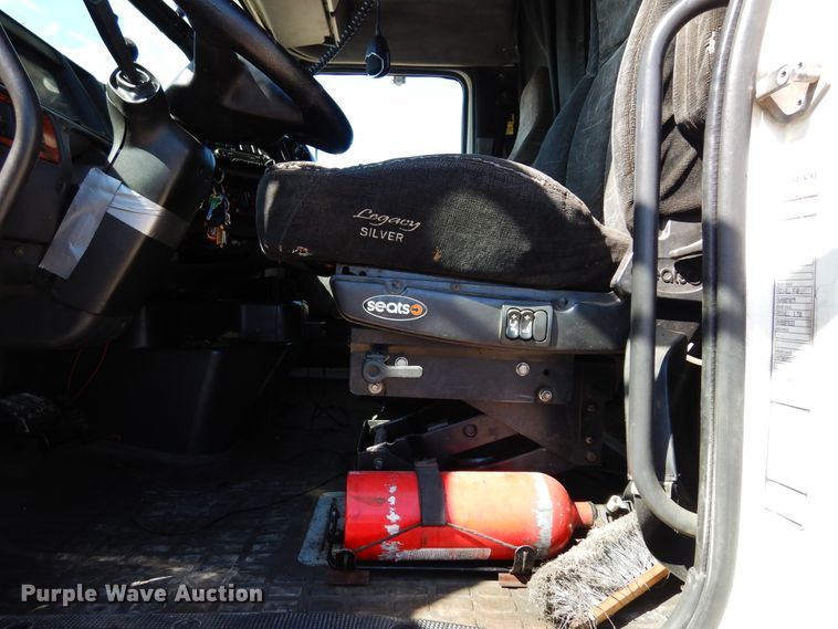 image for item DK0323 1999 Volvo VN Series  semi truck