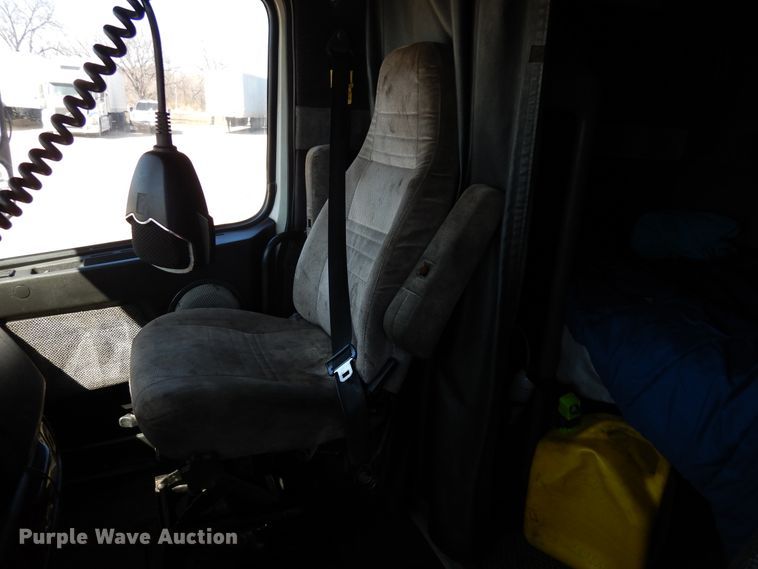 image for item DK0323 1999 Volvo VN Series  semi truck