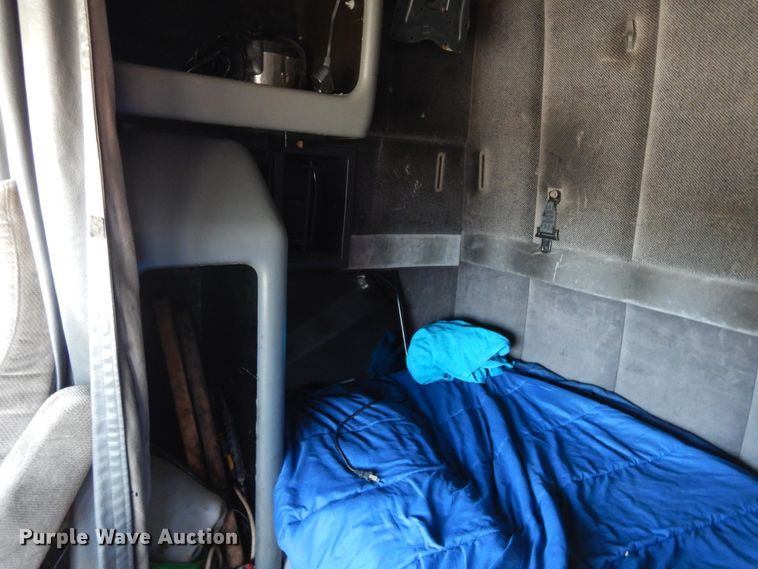 image for item DK0323 1999 Volvo VN Series  semi truck