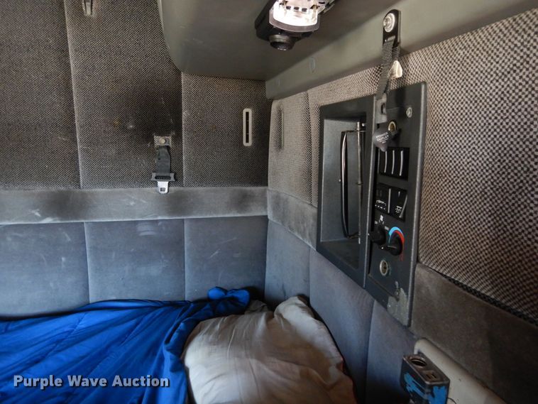 image for item DK0323 1999 Volvo VN Series  semi truck