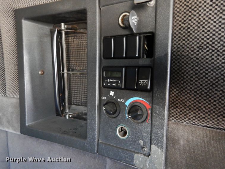 image for item DK0323 1999 Volvo VN Series  semi truck