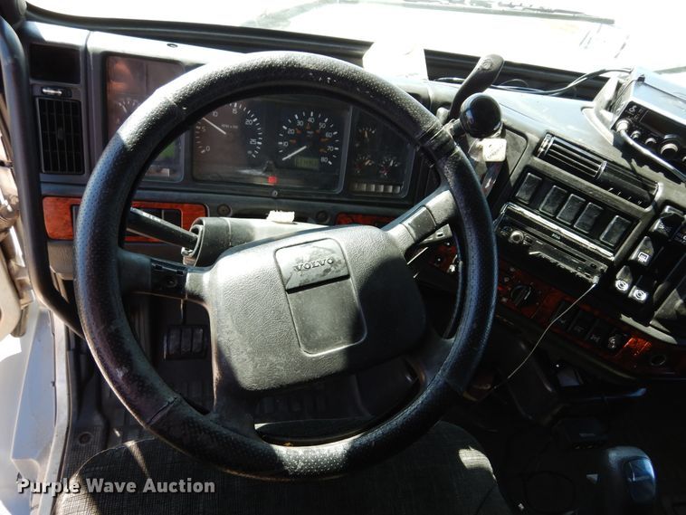 image for item DK0323 1999 Volvo VN Series  semi truck